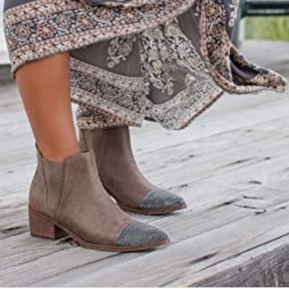 Tan Metal Chain Pointy Toe Western Ankle Booties - Picture 4 of 8